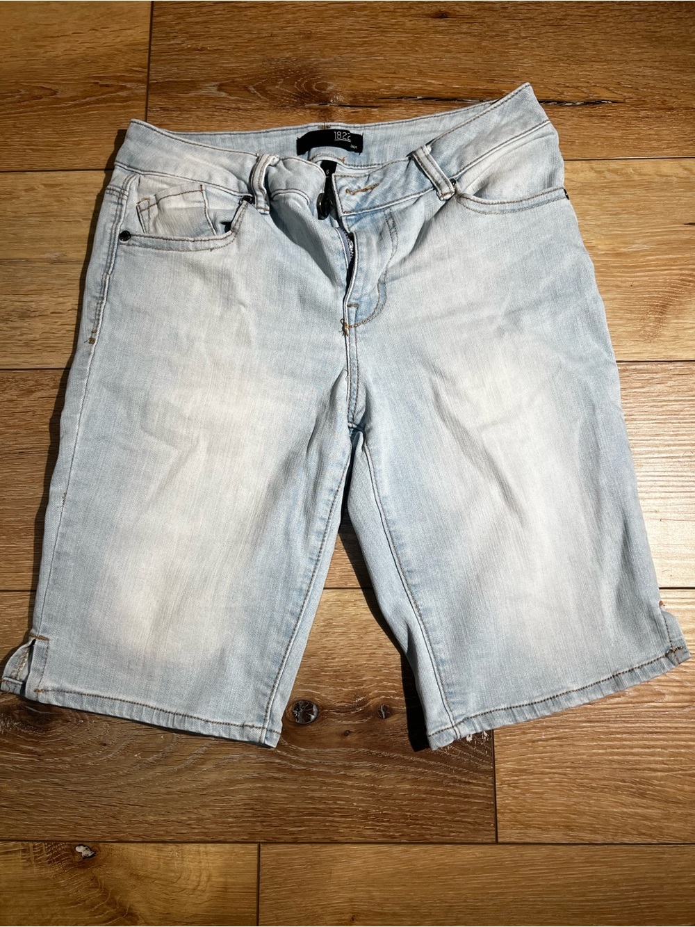 1822 Denim Light Wash Women's Jean Shorts